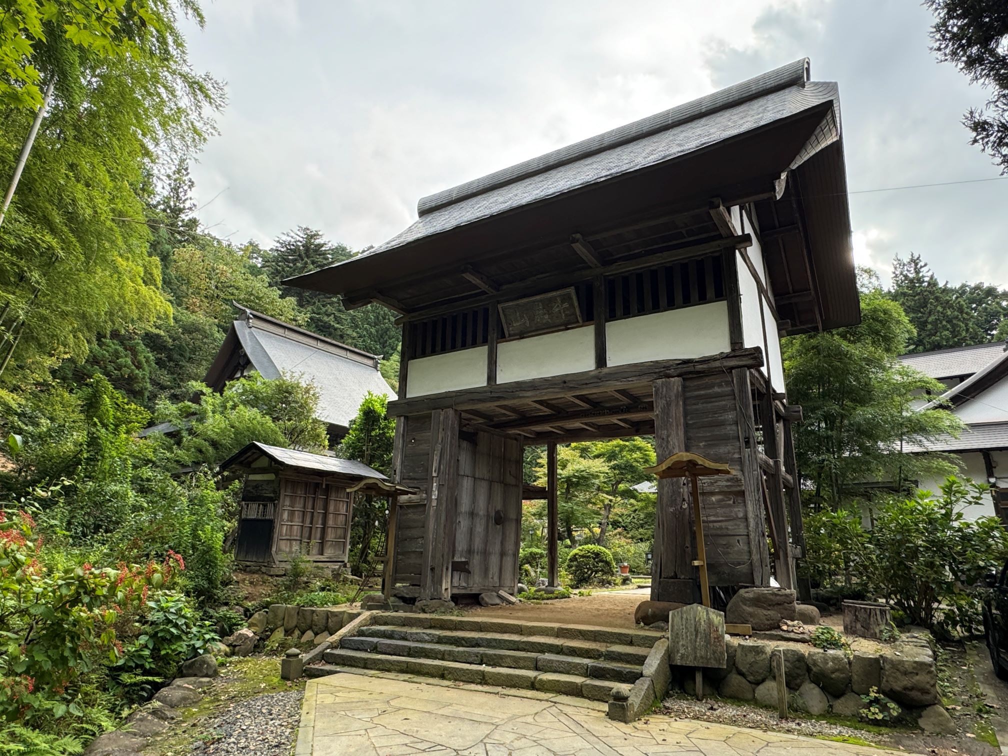 千歳山萬松寺山門